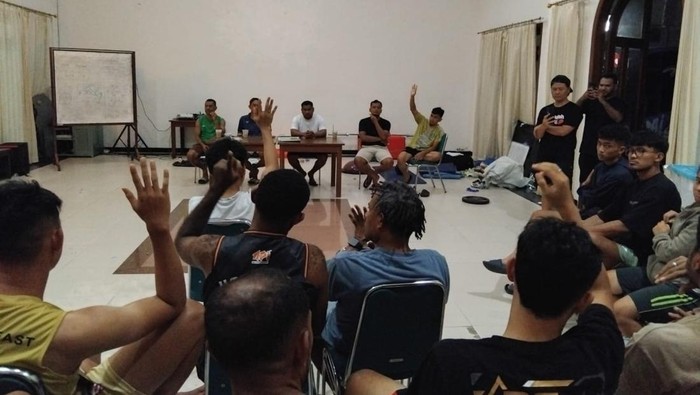 Para pemain PSBS Biak menggelar pertemuan dengan manajer tim, staf ofisial, dan pelatih pada hari Selasa (5/5/2026) malam. Dalam pertemuan itu, para pemain menyatakan enggan tampil melawan Dewa United FC pada laga hari Jumat (8/5) jika hak mereka bel