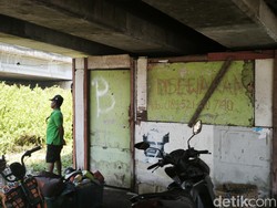 Bisa-bisanya Penghuni Liar Bawah Flyover Tanjungmas Bayar Rp 50 Ribu Per Bulan