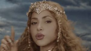 Shakira Pakai Tiara Karya Rinaldy Yunardi di Video Music Choka Choka