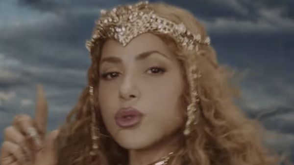 Shakira Pakai Tiara Karya Rinaldy Yunardi di Video Music Choka Choka