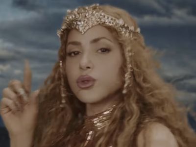 Shakira Pakai Tiara Karya Rinaldy Yunardi di Video Music Choka Choka