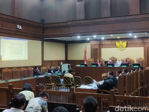 Video: Momen Noel Peluk dan Cium Anaknya Seusai Sidang
