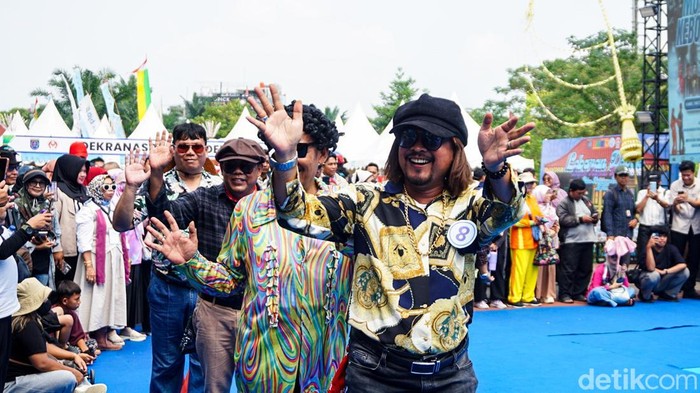 Tradisi Nyedengin Baju Hadirkan Suasana Jadul di Depok