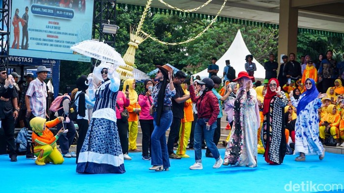 Tradisi Nyedengin Baju Hadirkan Suasana Jadul di Depok