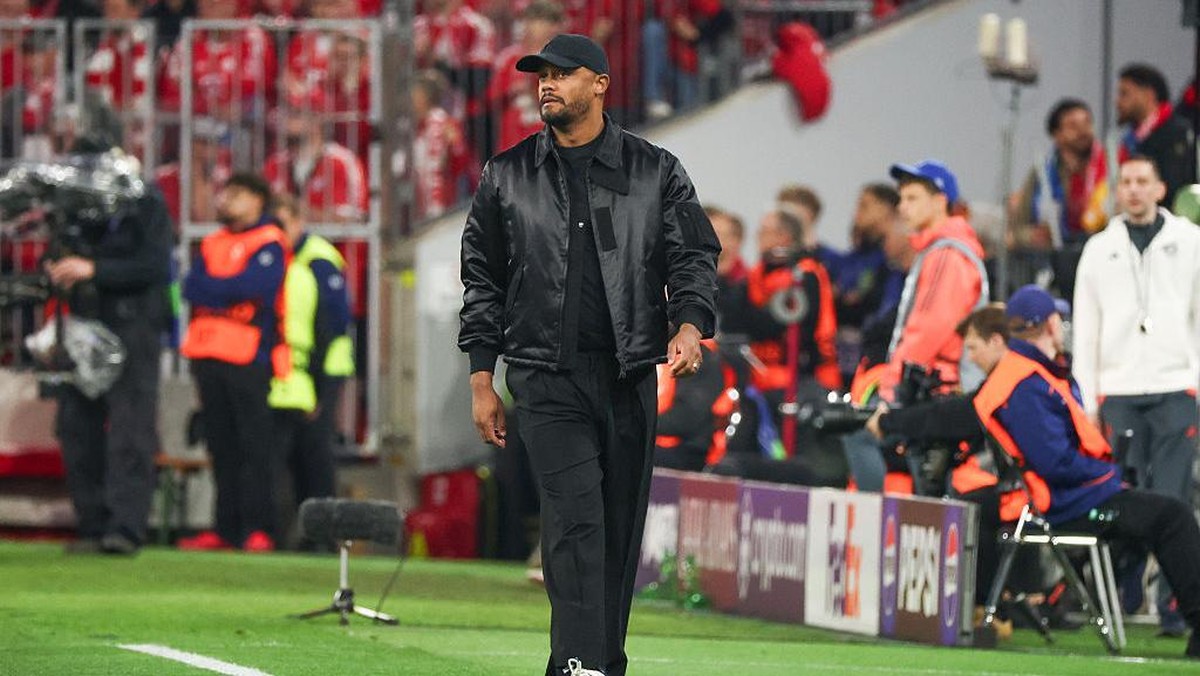 )Pelatih Bayern Munich Vincent Kompany mengkritik wasit usai laga melawan Paris Saint-Germain di leg kedua semifinal Liga Champions (Foto: Getty Images/Catherine Steenkeste
