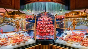 Wow! Resto Buffet Terbesar di Dunia Punya 150 Menu dan Air Mancur Lobster