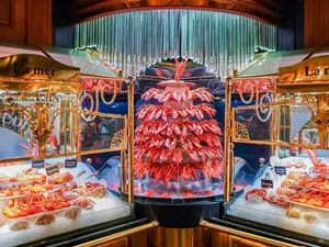 Wow! Resto Buffet Terbesar di Dunia Punya 150 Menu dan Air Mancur Lobster
