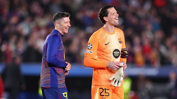 BARCELONA, SPAIN - MARCH 18: Robert Lewandowski of FC Barcelona and Wojciech Szczesny of FC Barcelona during the UEFA Champions League 2025/26 Round of 16 Second Leg match between FC Barcelona and Newcastle United FC at Camp Nou on March 18, 2026 in Barcelona, Spain. (Photo by Robbie Jay Barratt - AMA/Getty Images)