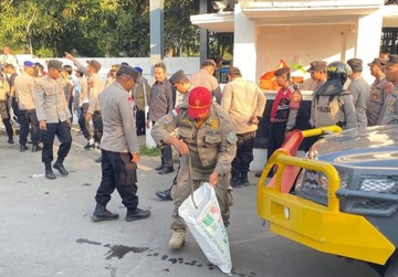 Warga Lempar Ular Saat Demo di Indramayu