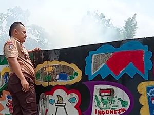 Viral Kepsek di Ciputat Tegur Warlok Bakar Sampah Samping Sekolah