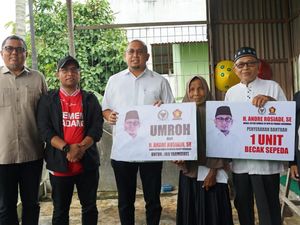 Andre Rosiade Berangkatkan Umrah Penarik Becak Sampah di Parupuk Tabing