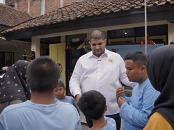 Anggota DPR Rajiv Salurkan 50 PIP bagi Siswa SLB di Lembang