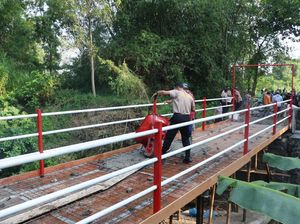 Polres Blitar Kota Bangun Jembatan demi Permudah Akses Warga