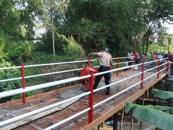 Polres Blitar Kota Bangun Jembatan demi Permudah Akses Warga