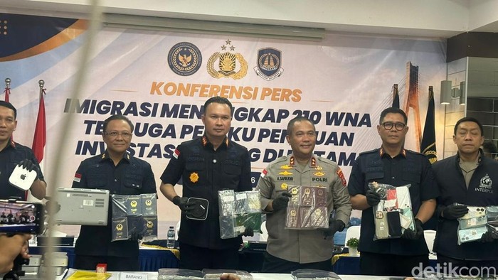 Dirjen Imigrasi Hendarsam Marantoko (ketiga dari kiri). (Rizky Adha/detikcom)