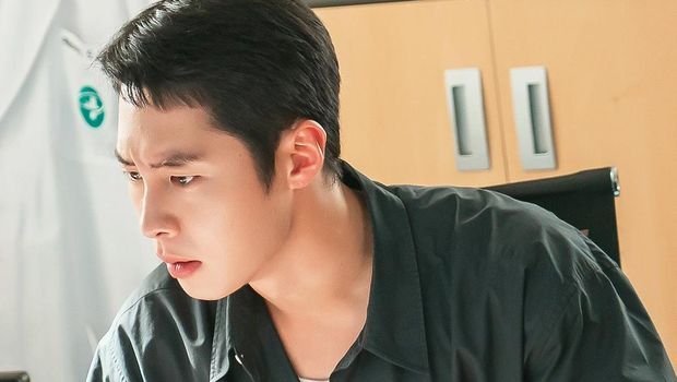 Adegan dalam drama Korea terbaru ENA 2026 Doctor on the Edge.