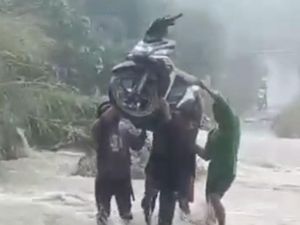 Warga Enrekang Gotong Motor Terobos Arus Banjir Setinggi Lutut Orang Dewasa