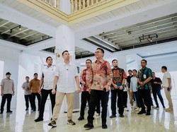 Wawalkot Zakiyuddin Pamerkan Gedung Warenhuis ke Raffi Ahmad