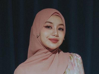Bikin Pangling! 7 Gaya Ghea Indrawari Pakai Hijab dan Kebaya Organza Floral