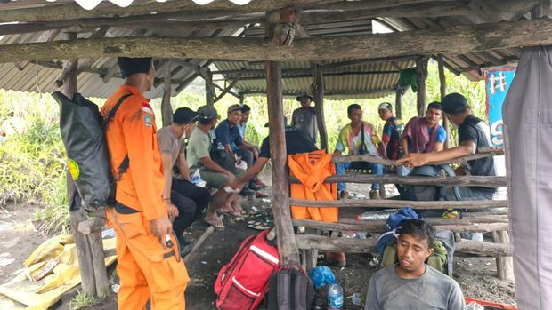 Sebanyak 17 pendaki dievakuasi selamat setelah erupsi Gunung Dukono. Tiga pendaki tetap dalam pencarian