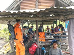 17 Pendaki Dievakuasi Selamat dari Gunung Dukono Malut, 3 Orang Masih Dicari