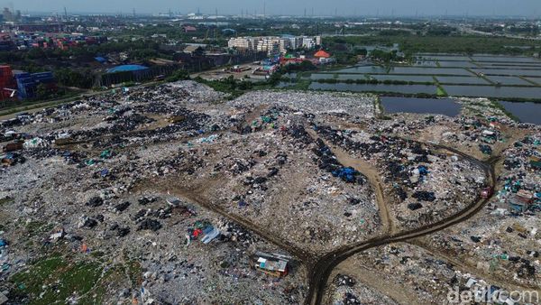 Gunungan Sampah Liar Cemari Kawasan Cilincing