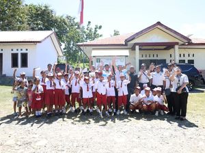 Imigrasi NTT Bagikan Buku dan Alat Tulis untuk Anak Perbatasan di Belu
