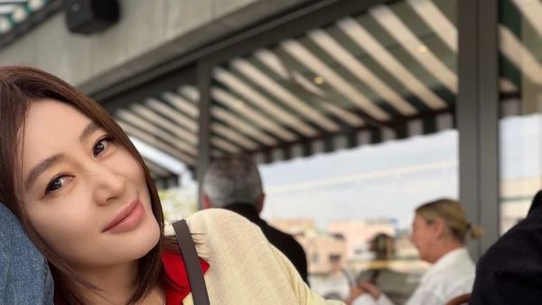 Pesona Aktris Kim Hye Soo di Usia 56, Gayanya Pakai Rok Mini Jadi Sorotan