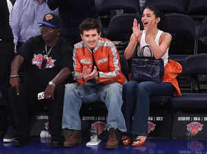Gaya Santai Kylie Jenner Nonton NBA Bareng Pacar, Bawa Tas Birkin Rp 1 Miliar