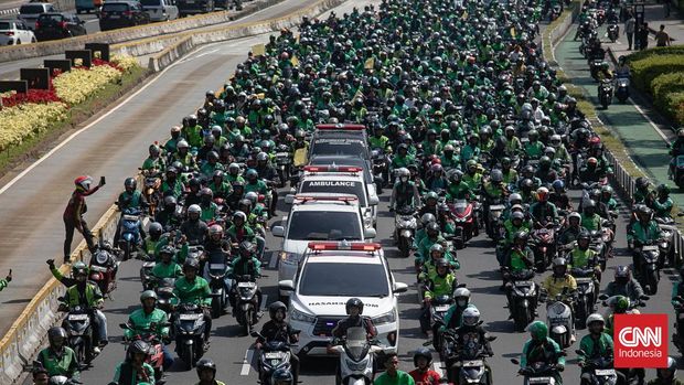 Sekitar 1.000 driver ojek online (ojol) turut mengantar jenazah mendiang Affan Kurniawan dari rumah duka menuju TPU Karet Bivak, Jakarta Pusat, pada Jumat (29/8). Aksi solidaritas ini menjadi bentuk penghormatan terakhir bagi rekan seprofesi yang meninggal dunia dalam peristiwa tragis.Suasana duka menyelimuti rumah duka yang berlokasi di Jalan Lasem, Menteng, Jakarta Pusat. Keluarga, kerabat, dan rekan sesama driver ojol berkumpul untuk memberikan penghormatan terakhir kepada almarhum sebelum diberangkatkan ke tempat peristirahatan terakhir.Di sisi jenazah, sang ibu tampak tak kuasa menahan kesedihan. Ia terus menangis dan beberapa kali memanggil nama Affan, menggambarkan betapa besar kehilangan yang dirasakan keluarga atas kepergian anaknya.Affan Kurniawan diketahui merupakan seorang driver ojol yang menjadi korban meninggal dunia setelah terlindas kendaraan taktis (rantis) milik Brimob. Peristiwa tersebut terjadi di kawasan Jakarta Pusat saat rangkaian aksi demonstrasi berlangsung pada Kamis (28/8) malam.Kepergian Affan meninggalkan duka mendalam, tidak hanya bagi keluarga, tetapi juga bagi komunitas ojol. Banyak rekan sesama pengemudi yang merasa kehilangan dan tergerak untuk mengantar jenazah sebagai bentuk solidaritas dan kebersamaan.Rombongan pengantar jenazah berangkat dari rumah duka secara bersama-sama. Sepanjang perjalanan menuju TPU Karet Bivak, iring-iringan driver ojol terlihat memadati sejumlah ruas jalan di Jakarta Pusat.Pantauan di Jalan Jenderal Sudirman menunjukkan lautan ojol yang memenuhi jalan. Mereka berbondong-bondong mengantarkan almarhum ke tempat peristirahatan terakhir, menciptakan pemandangan yang penuh haru sekaligus mencerminkan kuatnya solidaritas di antara sesama driver ojek online.