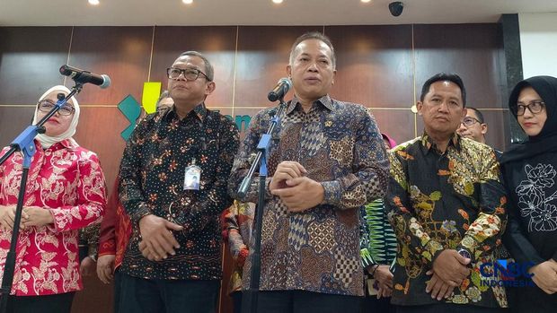 Menteri Koperasi (Menkop) Ferry Juliantono berbareng Wakil Menteri Koperasi (Wamenkop) Farida Farichah, dan Ketua Badan Nasional Sertifikasi Profesi (BNSP) Syamsi Hari saat konvensi pers di instansi Kemenkop, Jakarta, Jumat (8/5/2026). (CNBC Indonesia/Martyasari Rizky)