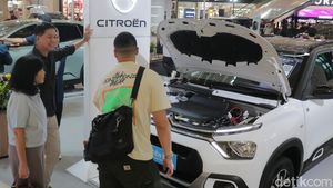 Pameran Mobil Listrik Diserbu Pengunjung