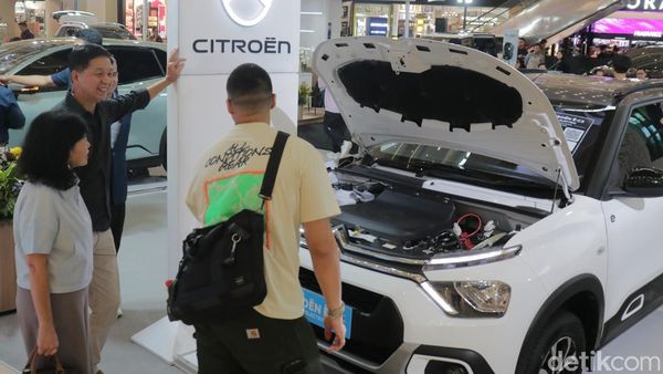 Pameran Mobil Listrik Diserbu Pengunjung