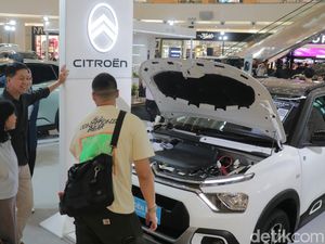Pameran Mobil Listrik Diserbu Pengunjung