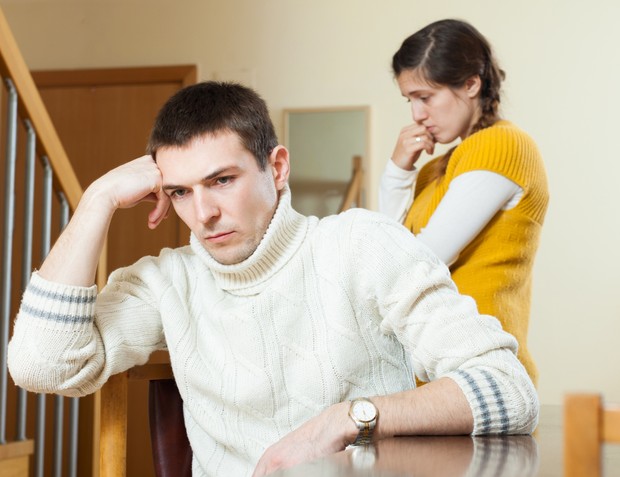 Pelecehan verbal yang sering dinormalisasi kerap muncul dalam bentuk panggilan merendahkan saat emosi memuncak/Foto: Freepik/bearfotos Pelecehan verbal yang sering dinormalisasi kerap muncul dalam bentuk panggilan merendahkan saat emosi memuncak. Banyak orang menganggap ucapan seperti ini sebagai hal biasa ketika bertengkar, padahal dampaknya bisa bertahan lama pada orang yang mendengarnya. Karena itu, emosi sebaiknya disampaikan tanpa merendahkan pasangan atau orang lain.