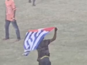 Persipura Vs Adhyaksa Ricuh, Suporter Bawa Bendera Bintang Kejora ke Lapangan