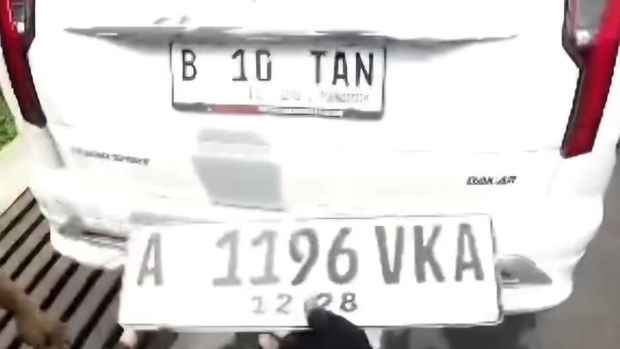 Polantas di Puncak, Bogor menolak suap dari pemobil nan menggunakan nopol palsu. Polisi tetap memberikan hukuman tilang. (dok Istimewa)