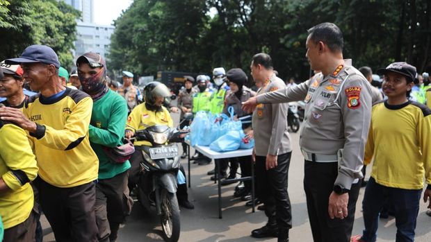 Polda Metro Jaya membagikan 350 paket sembako kepada pengemudi ojek online (ojol) sebagai bentuk kehadiran Polri nan humanis serta kepedulian kepada masyarakat. (dok Istimewa)