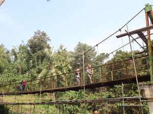 Polri Bangun Jembatan Penghubung 2 Kampung dan Akses Utama Petani di Anyer