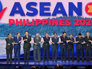 Canda Level ASEAN, Presiden Filipina Ajak PM Singapura Bikin Band saat Pensiun