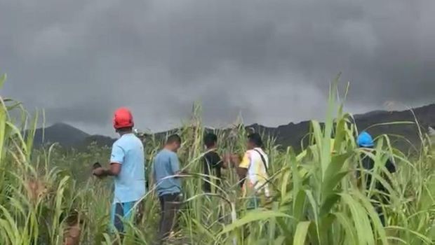 Proses pencarian pendaki di Gunung Dukono nan mengalami erupsi (dok. BNPB)