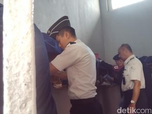 Razia Sel Napi, Petugas Lapas Majalengka Musnahkan HP-Korek Api