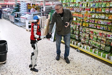 Robot Humanoid 'Schotti' Sambut Pelanggan di Toko Retail Jerman
