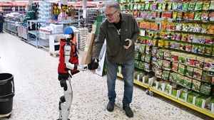 Robot Humanoid Schotti Sambut Pelanggan di Toko Retail Jerman