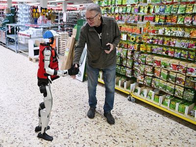 Robot Humanoid Schotti Sambut Pelanggan di Toko Retail Jerman
