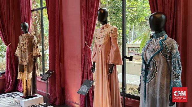 Desainer Ayu Dyah Andari memamerkan koleksi bertajuk Puspa lewat pameran dan instalasi seni di Le Nusa, Jakarta Selatan pada 7-8 Mei 2026.
