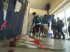 PSM Makassar Tabur Bunga di Stadion Kanjuruhan, Kenang Korban Tragedi