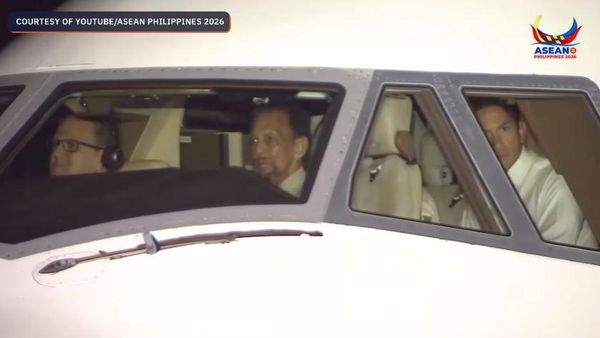 Sultan Brunei Terbangkan Sendiri Pesawatnya ke KTT ASEAN
