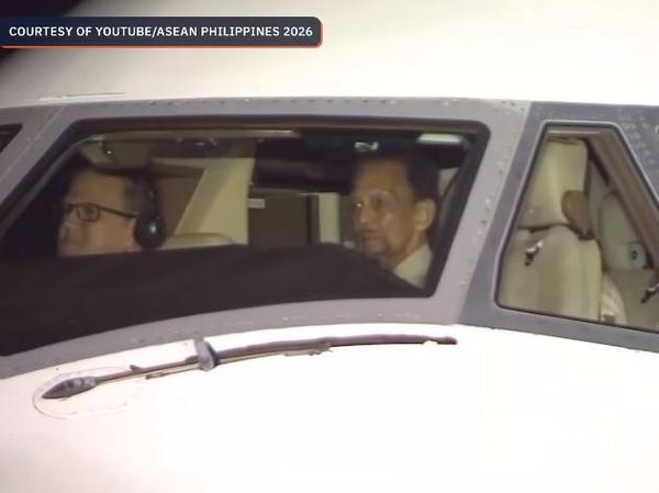 Sultan Brunei Terbangkan Sendiri Pesawatnya ke KTT ASEAN