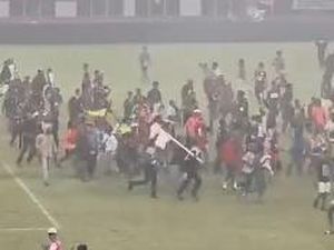 Persipura Gagal Promosi ke Super League Bikin Suporter Rusak Stadion-Bakar Mobil